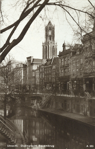1410 Gezicht op de Oudegracht Weerdzijde te Utrecht met op de achtergrond de Domtoren.